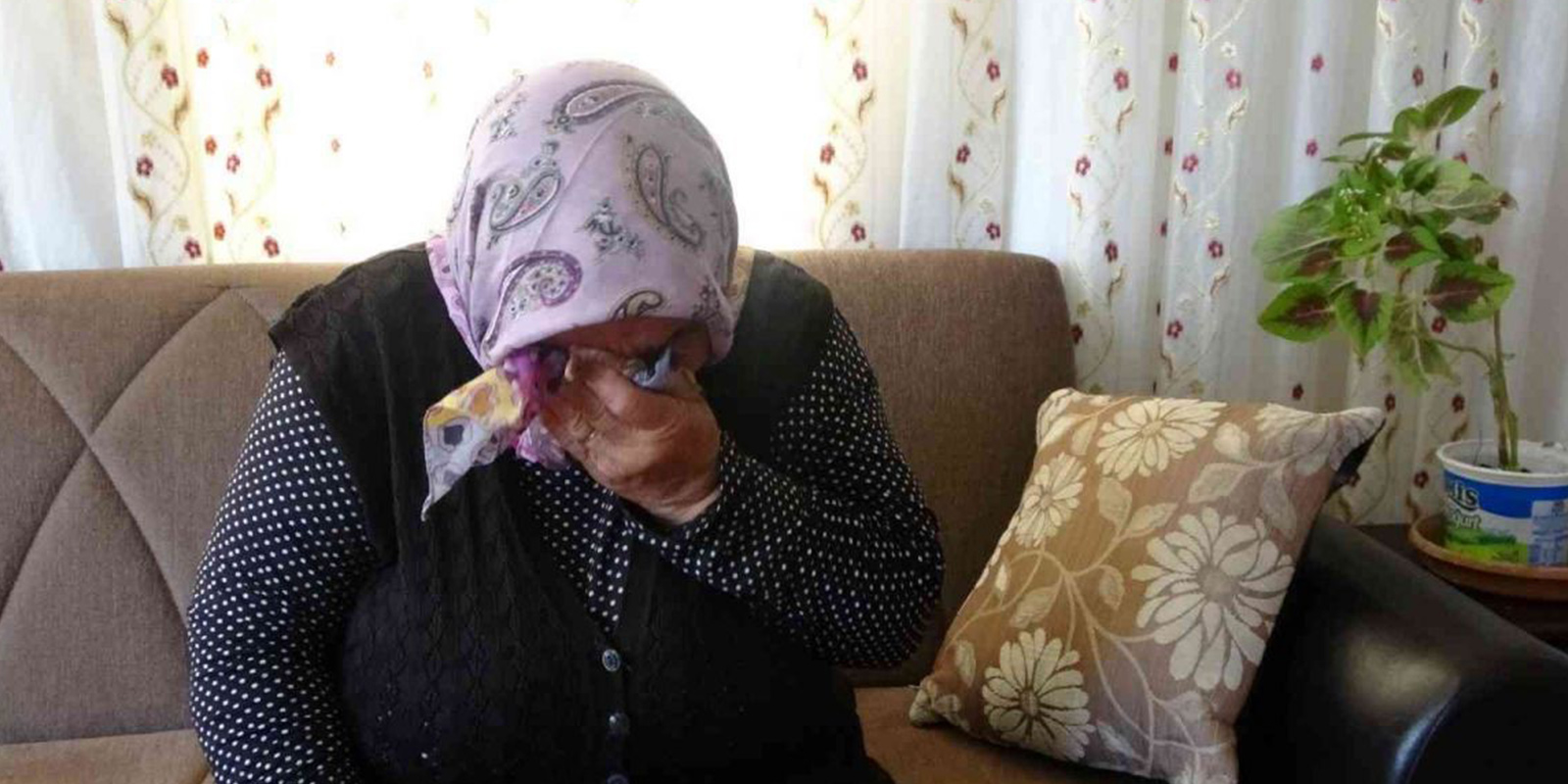 İddiaya göre bu olayın ardından 2 kardeş ablalarını saçını yoldu, 14 yaşındaki kızının telefonunu kırıp darp etti.