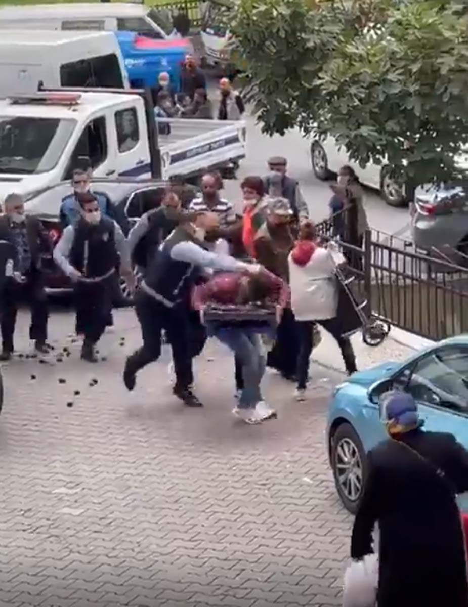 İstanbul Kağıhane'de zabıta memurları, seyyar satıcıyı darp etti! Görüntüler sosyal medyada infial yarattı! Zabıtalar hakkında jet hızıyla karar verildi