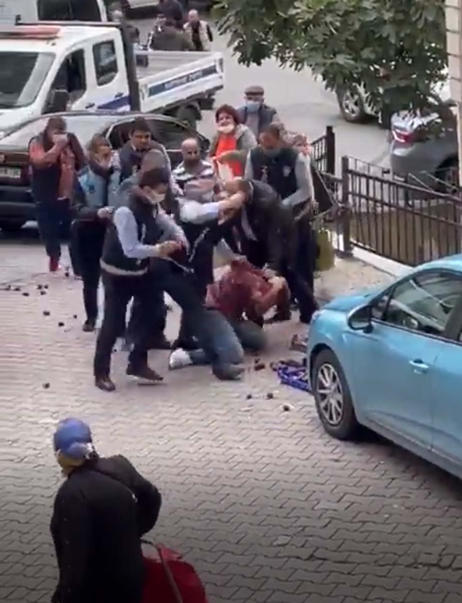 İstanbul Kağıhane'de zabıta memurları, seyyar satıcıyı darp etti! Görüntüler sosyal medyada infial yarattı! Zabıtalar hakkında jet hızıyla karar verildi