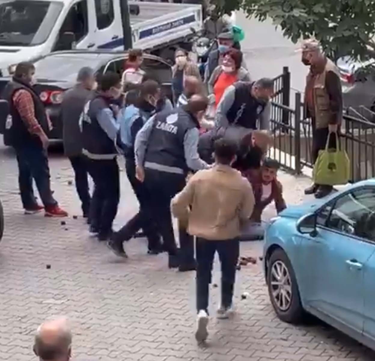 İstanbul Kağıhane'de zabıta memurları, seyyar satıcıyı darp etti! Görüntüler sosyal medyada infial yarattı! Zabıtalar hakkında jet hızıyla karar verildi