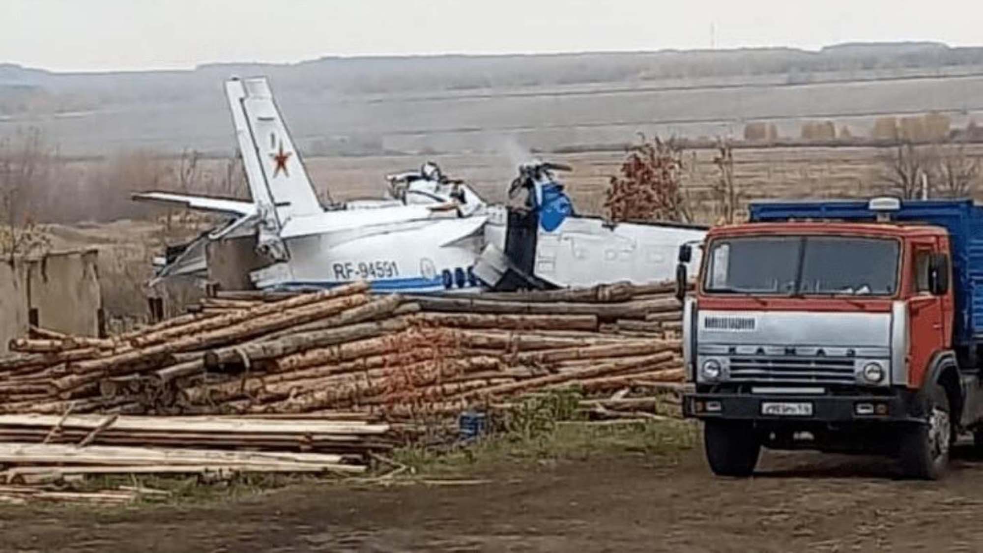 Son dakika! Tataristan'da paraşütçüleri taşıyan uçak düştü!