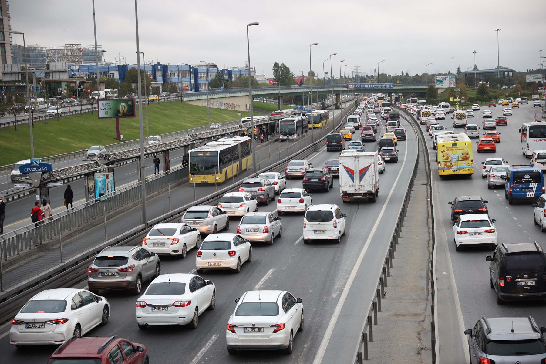 Mega kent İstanbul'da değişmeyen manzara! Trafik durma noktasına geldi, yoğunluk hat safhaya çıktı 