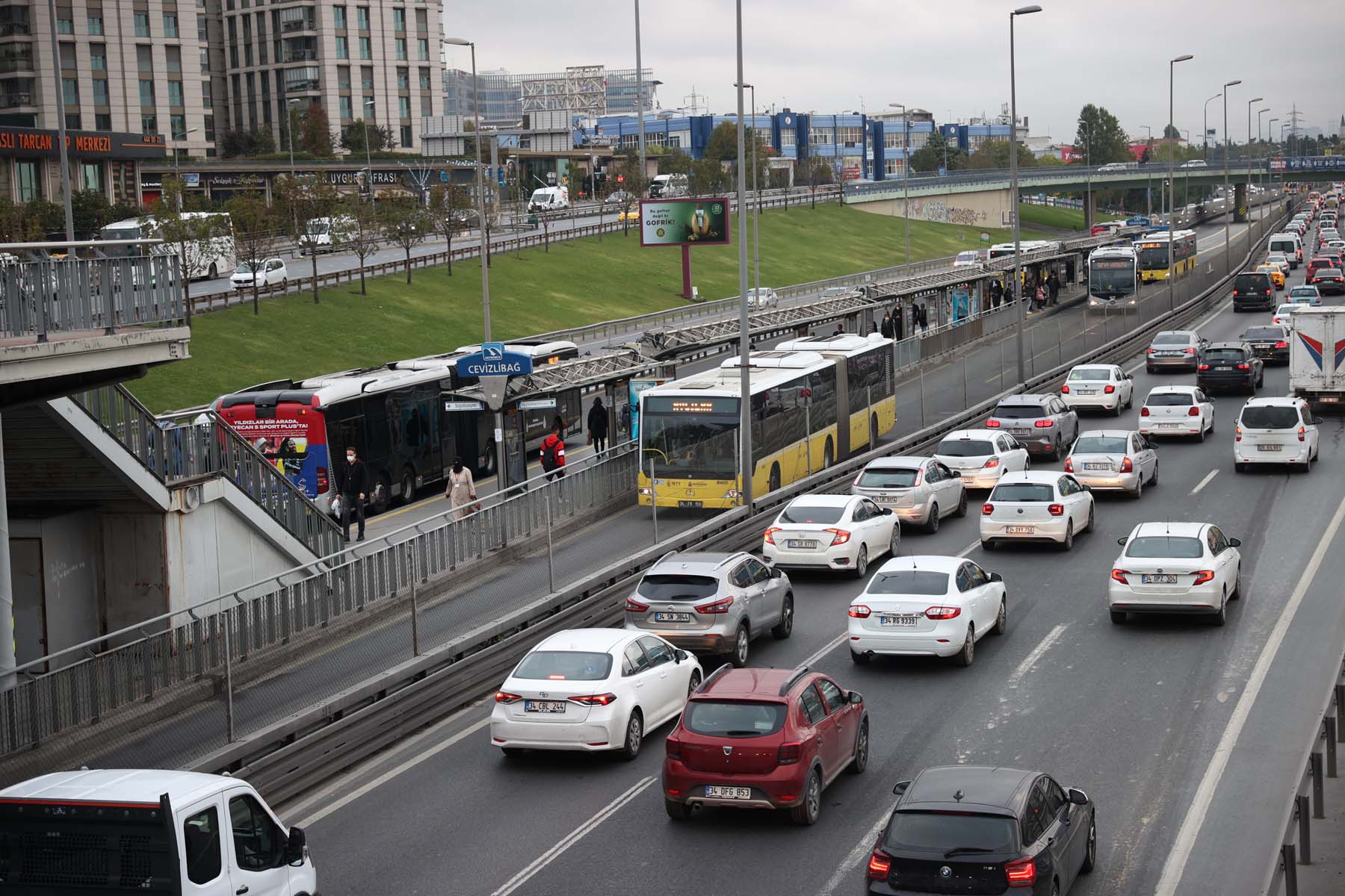 Mega kent İstanbul'da değişmeyen manzara! Trafik durma noktasına geldi, yoğunluk hat safhaya çıktı 