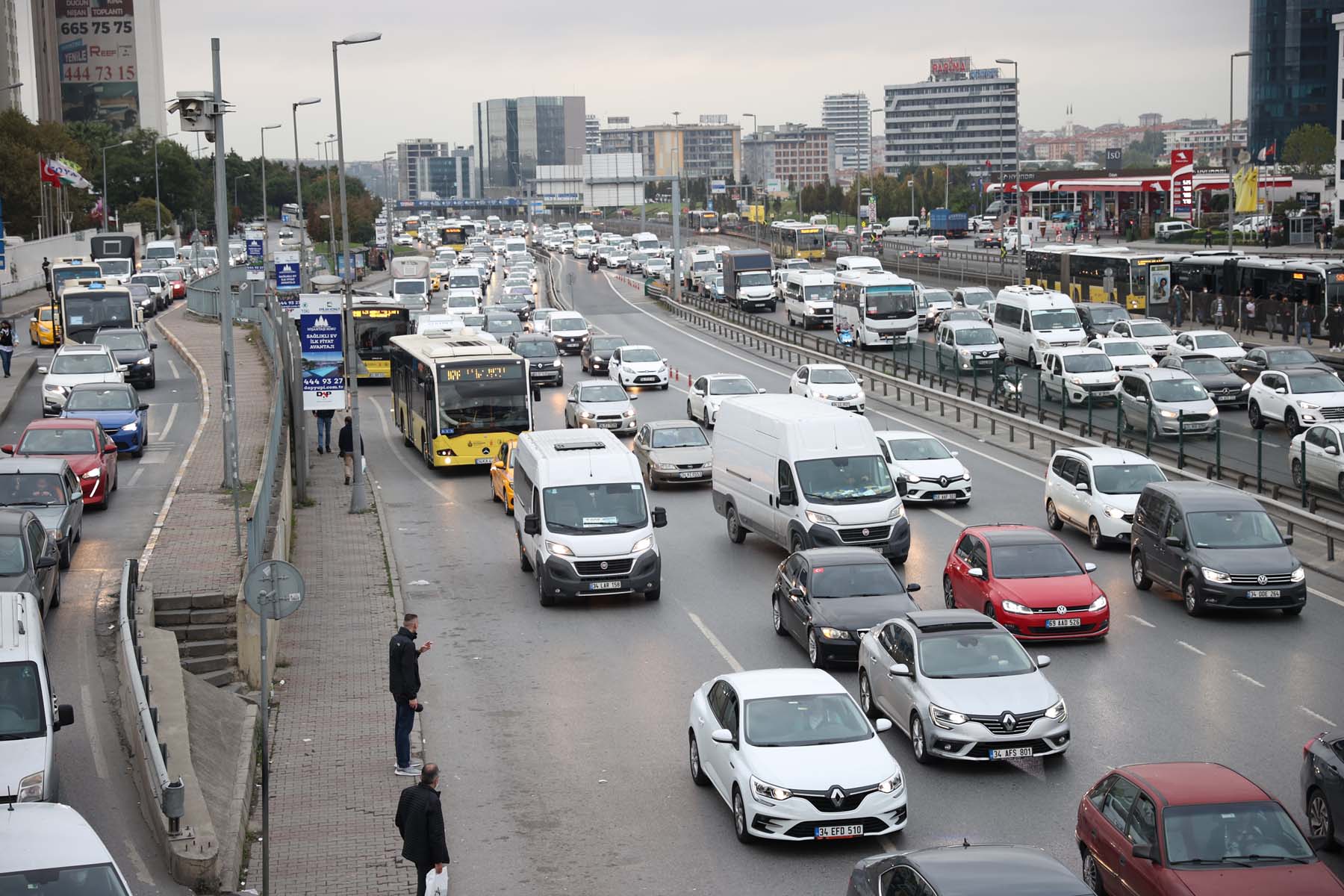 Mega kent İstanbul'da değişmeyen manzara! Trafik durma noktasına geldi, yoğunluk hat safhaya çıktı 
