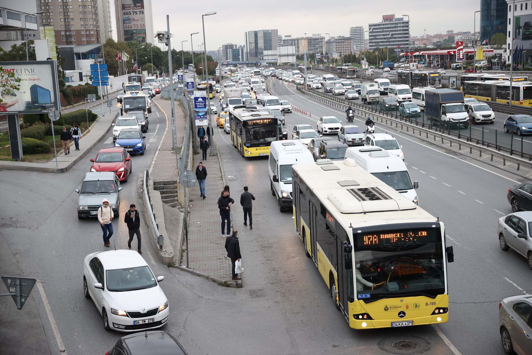 Mega kent İstanbul'da değişmeyen manzara! Trafik durma noktasına geldi, yoğunluk hat safhaya çıktı 