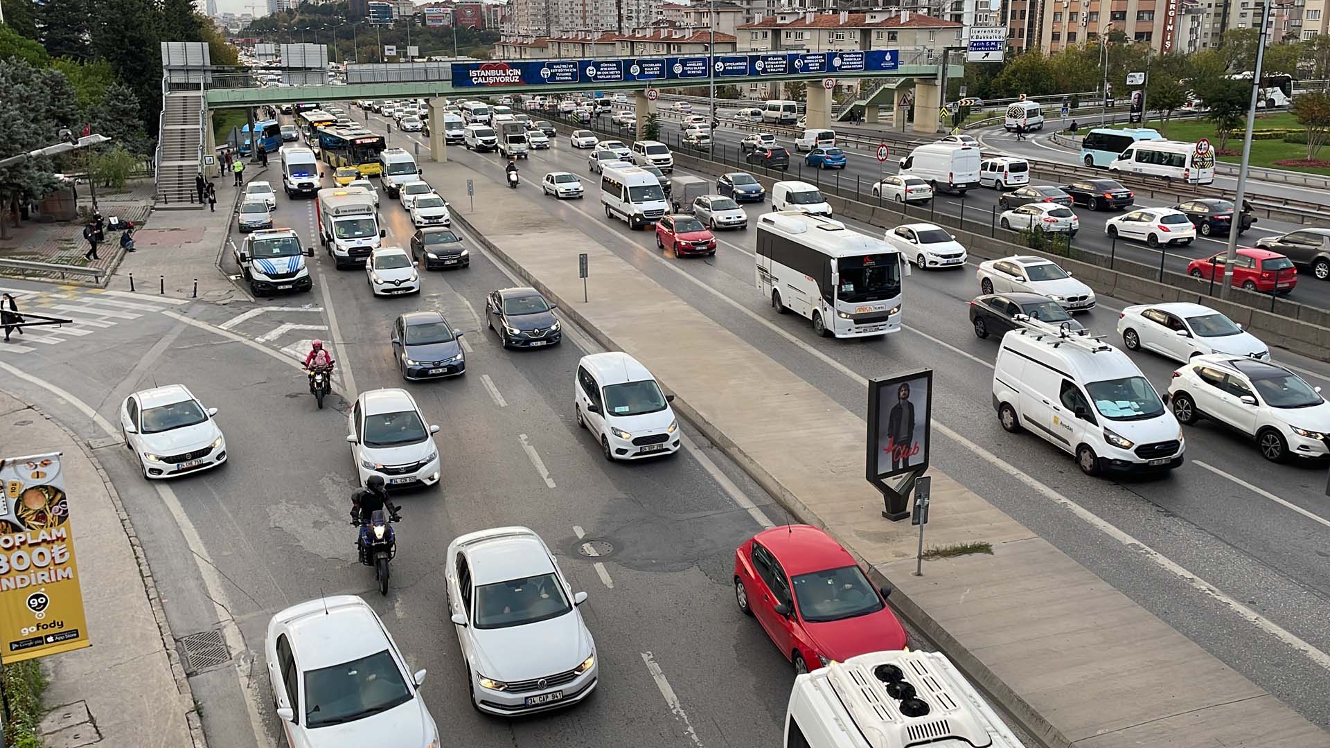 Mega kent İstanbul'da değişmeyen manzara! Trafik durma noktasına geldi, yoğunluk hat safhaya çıktı 