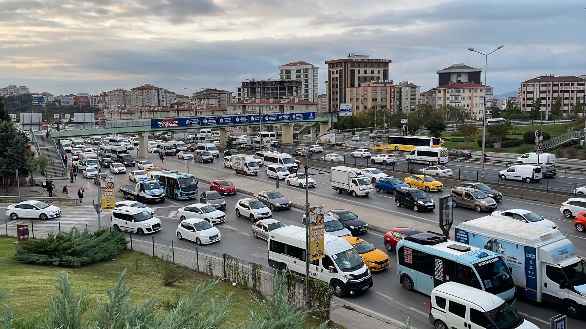 Mega kent İstanbul'da değişmeyen manzara! Trafik durma noktasına geldi, yoğunluk hat safhaya çıktı 