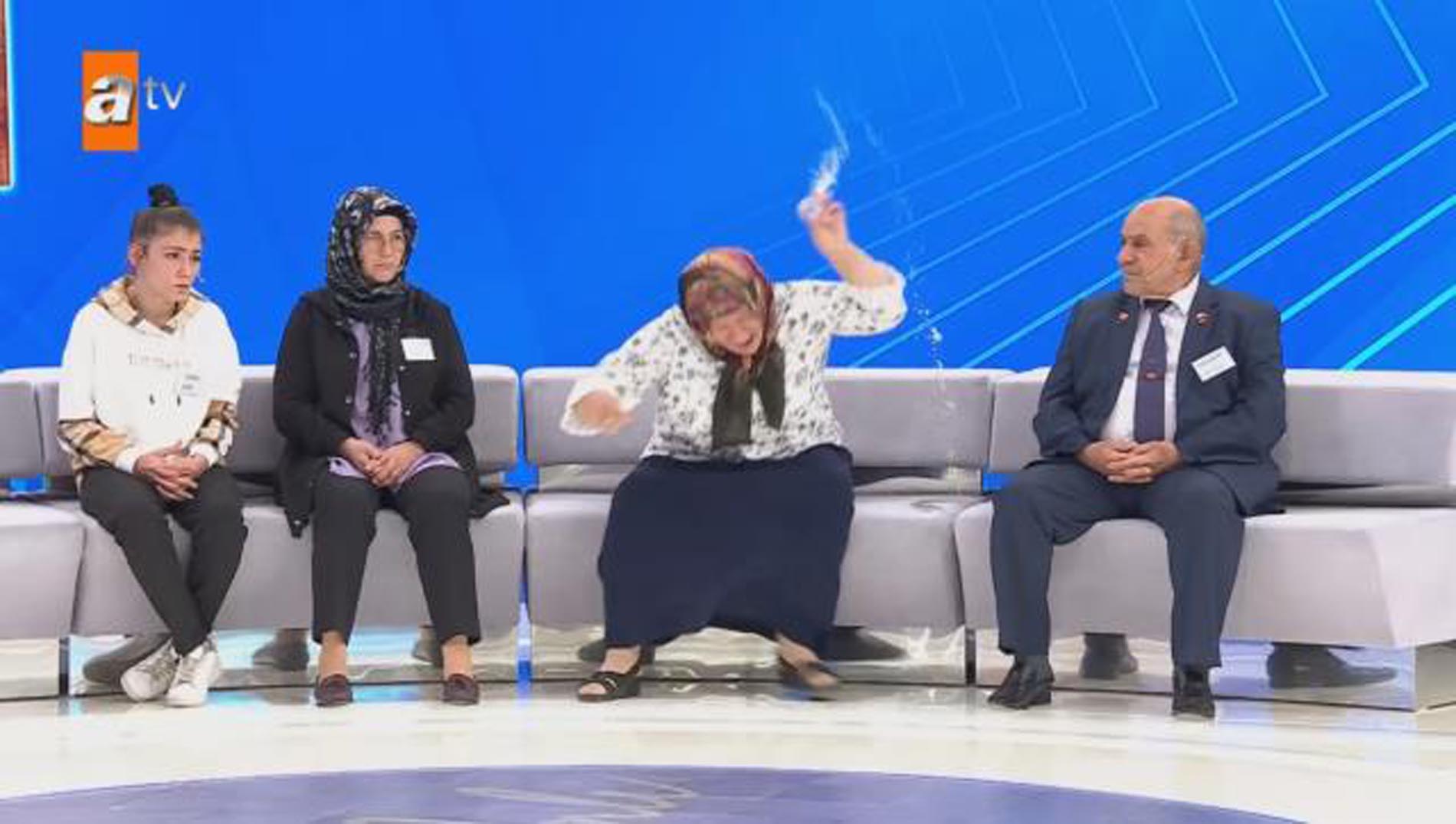 Kayıp kızının kendinden 14 yaş büyük akrabasıyla evlendiğini öğrendi! Anne canlı yayında sinir krizi geçirdi!