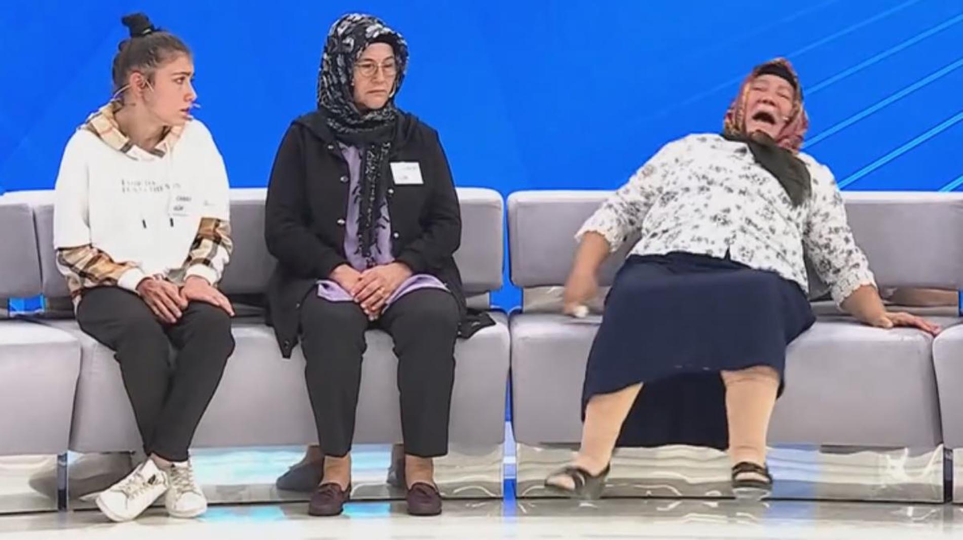 Kayıp kızının kendinden 14 yaş büyük akrabasıyla evlendiğini öğrendi! Anne canlı yayında sinir krizi geçirdi!