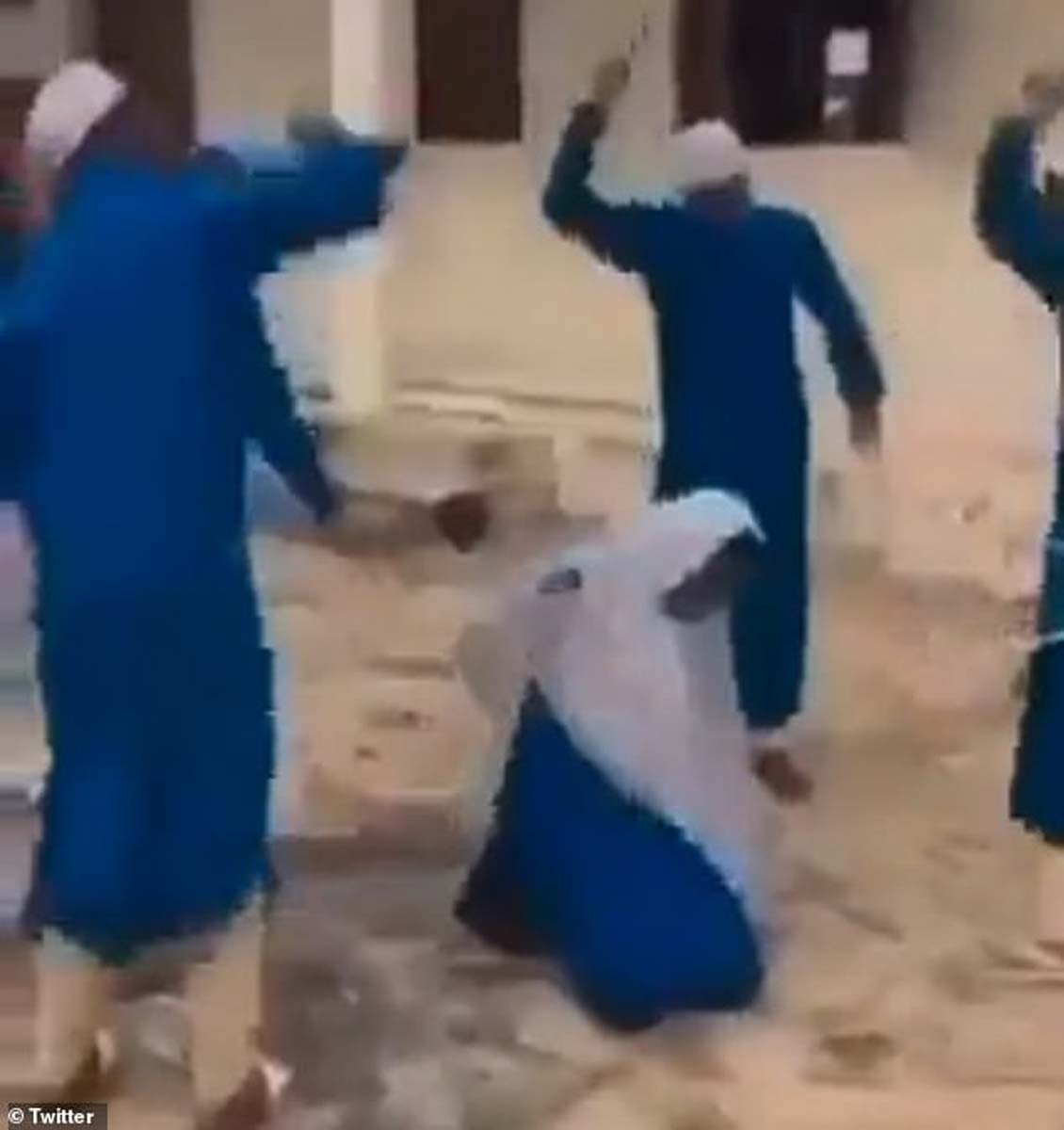 Babası istedi, öğretmenleri yaptı! Alkol tüketen kız öğrenciyi vahşice kırbaçladılar! 