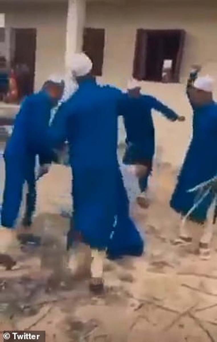 Babası istedi, öğretmenleri yaptı! Alkol tüketen kız öğrenciyi vahşice kırbaçladılar! 