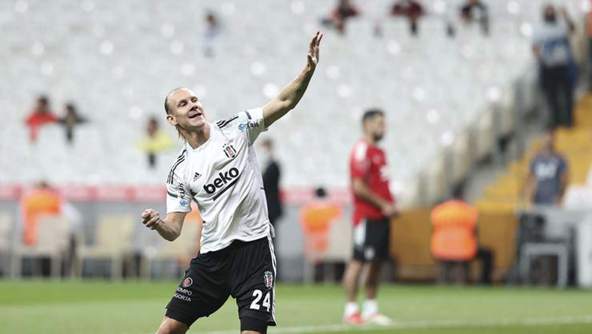 Oğuzhan Özyakup ve Fabrice N'Sakala yolcu! Siyah beyazlılardan sözleşme teklifi gelmedi!