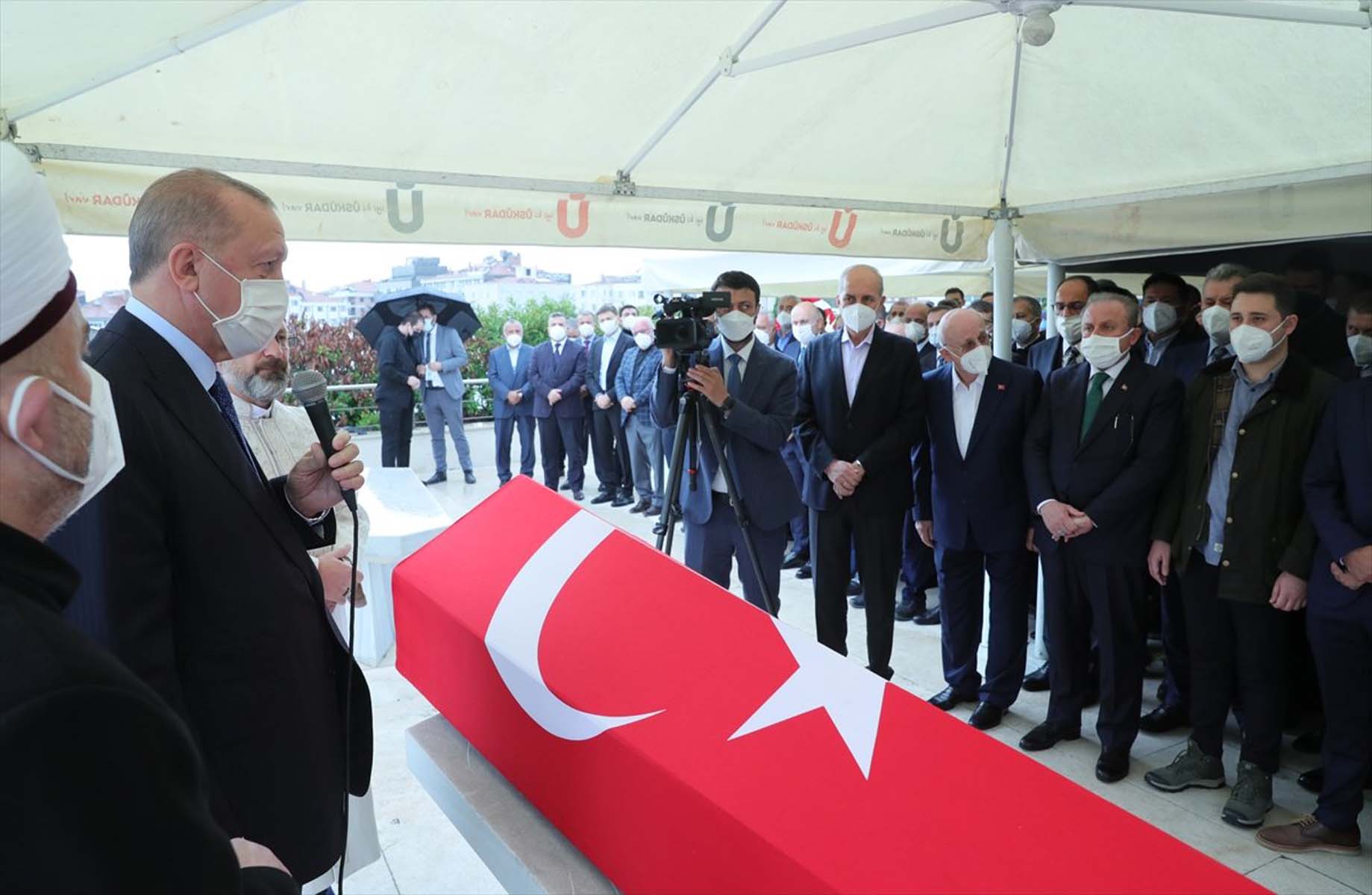 İsmet Uçma'nın cenaze töreninde buluştular! Cumhurbaşkanı Erdoğan ve Abdullah Gül selamlaştı!