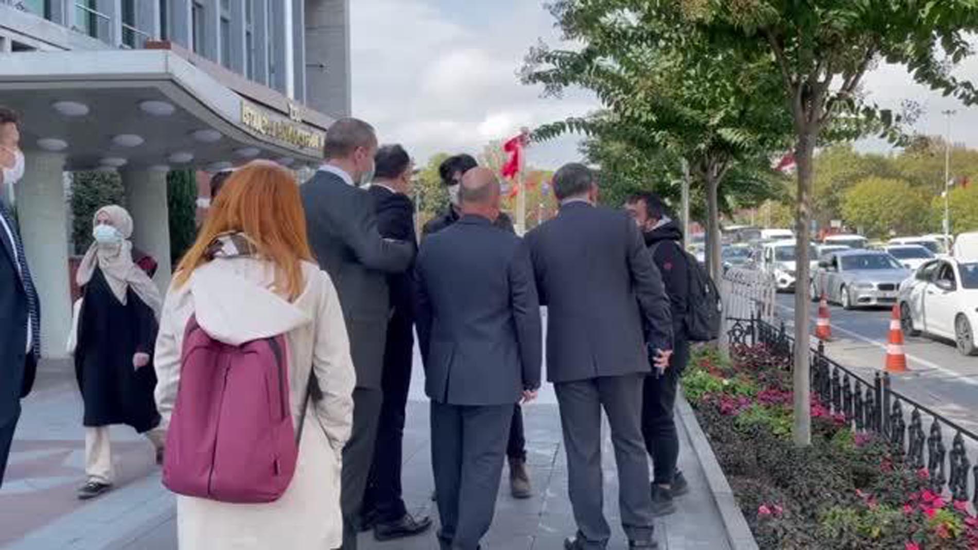 İBB binası önünde ölü köpekli protesto! Hayvanseverler sokak köpeklerinin durumuna isyan etti