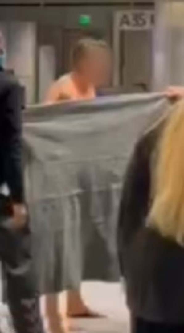 Havalimanındaki çıplak kadın ortalığı karıştırdı! Polisler kadını yakalamak için çok uğraştı