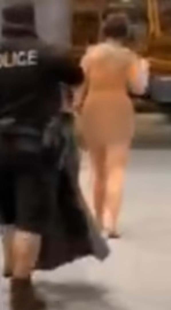 Havalimanındaki çıplak kadın ortalığı karıştırdı! Polisler kadını yakalamak için çok uğraştı