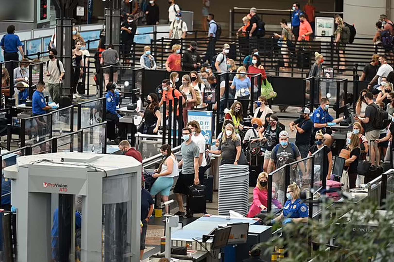 Havalimanındaki çıplak kadın ortalığı karıştırdı! Polisler kadını yakalamak için çok uğraştı