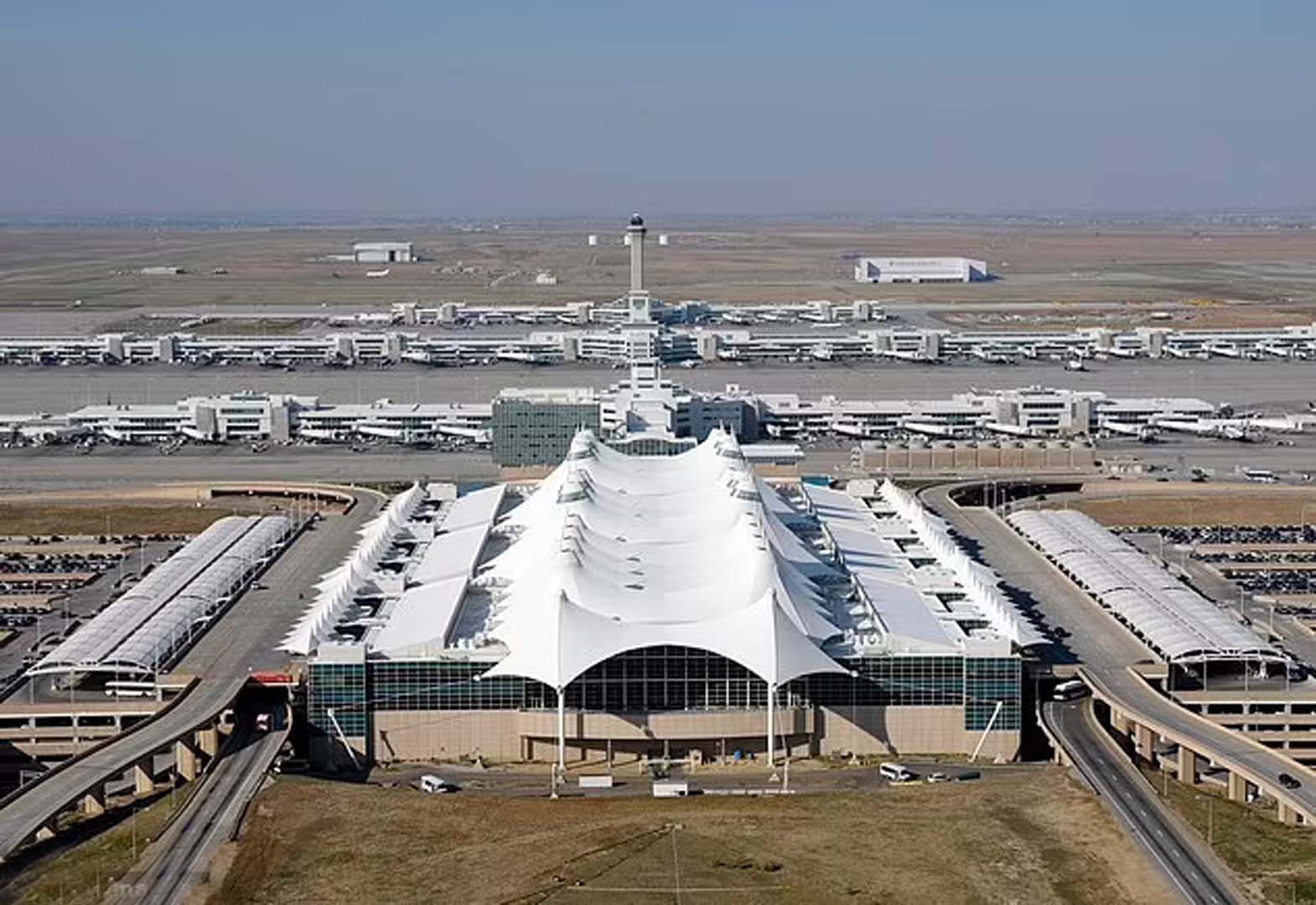 Havalimanındaki çıplak kadın ortalığı karıştırdı! Polisler kadını yakalamak için çok uğraştı