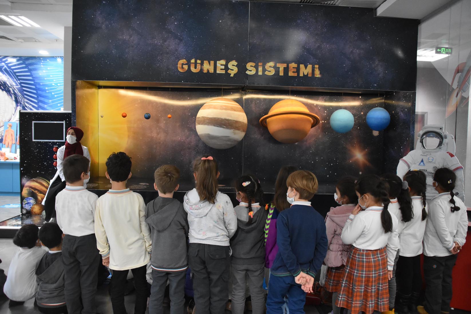 Pendik Belediyesi Bilim Merkezlerinde bilim meraklıları icatları denedi