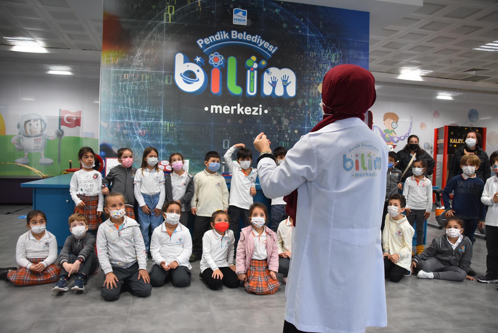 Pendik Belediyesi Bilim Merkezlerinde bilim meraklıları icatları denedi