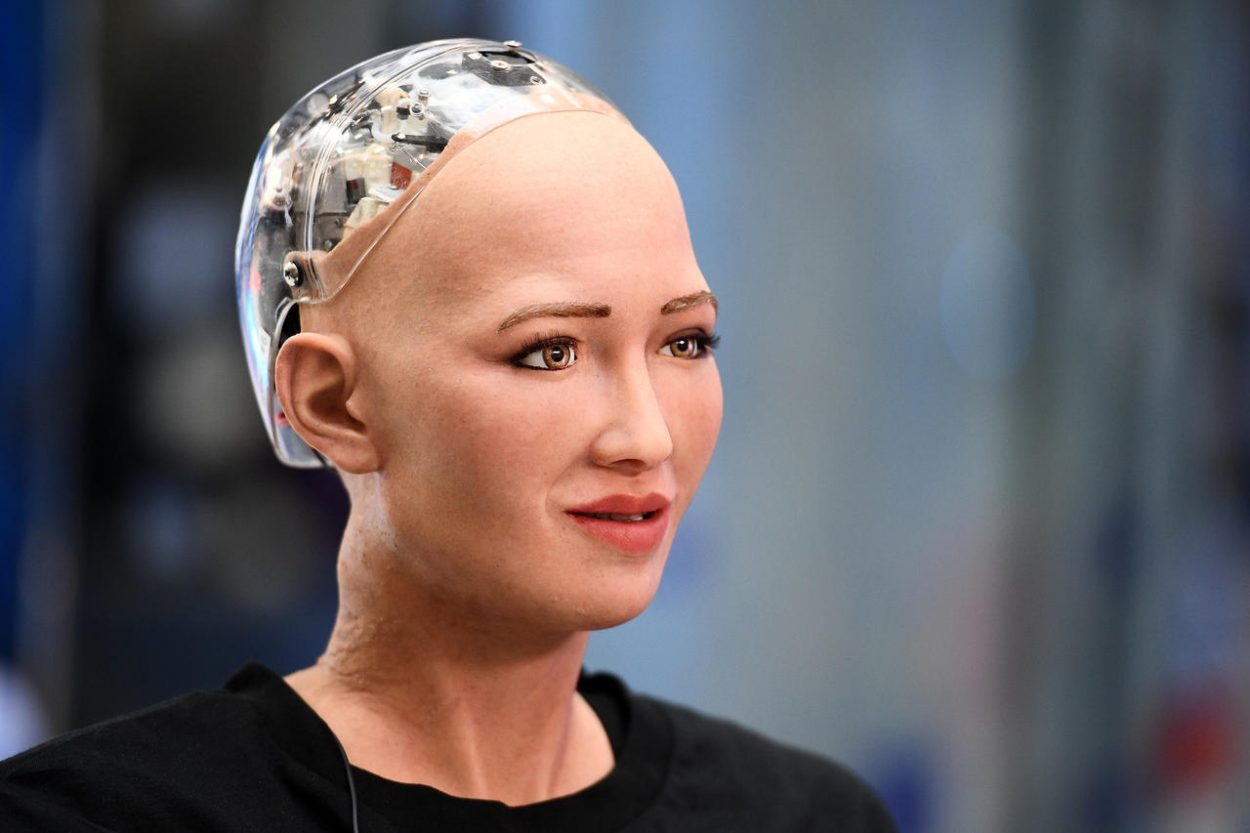 Robot Sophia anne olmak istiyor! Vatandaşlık verilen ilk insansı robotun isteği şaşırttı!