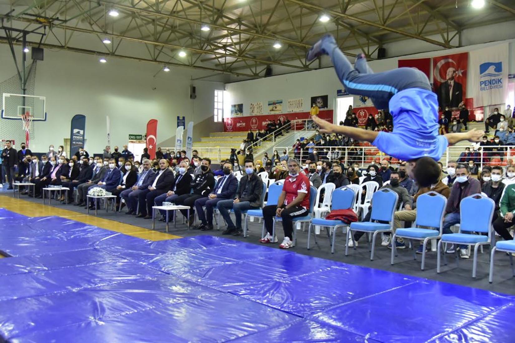 Pendik Belediyesi tarafından okullara spor malzemesi desteği verildi