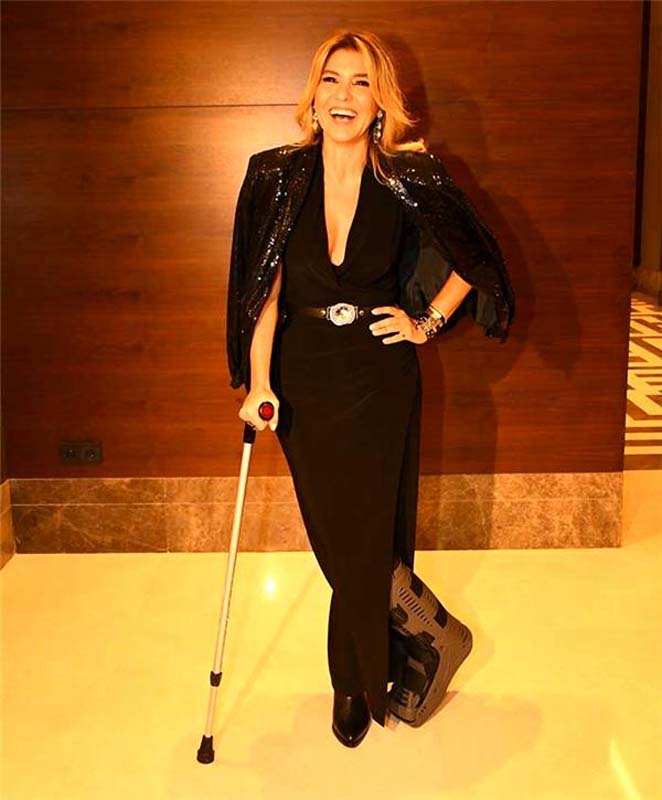 Gülben Ergen sargılı ayağıyla durmak bilmiyor! Son paylaşımı dikkat çekti! Neden böyle dağınık?