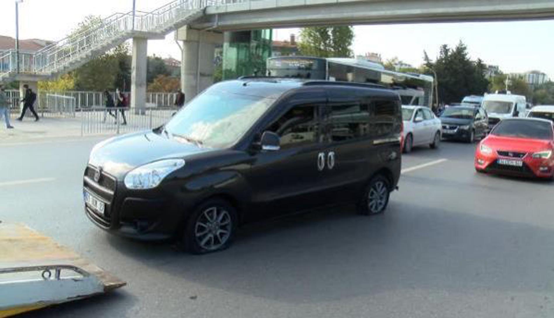 Maltepe'de hareketli dakikalar! Dur ihtarına uymayan şüpheli kendi başına silah dayadı, ardından araç gasp etti!