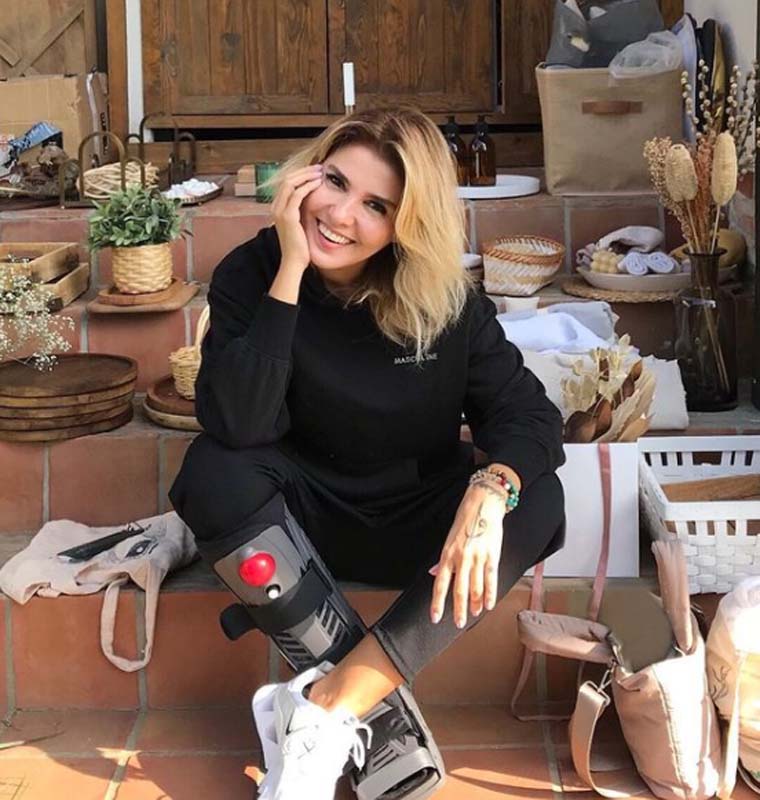 Gülben Ergen sargılı ayağıyla durmak bilmiyor! Son paylaşımı dikkat çekti! Neden böyle dağınık?