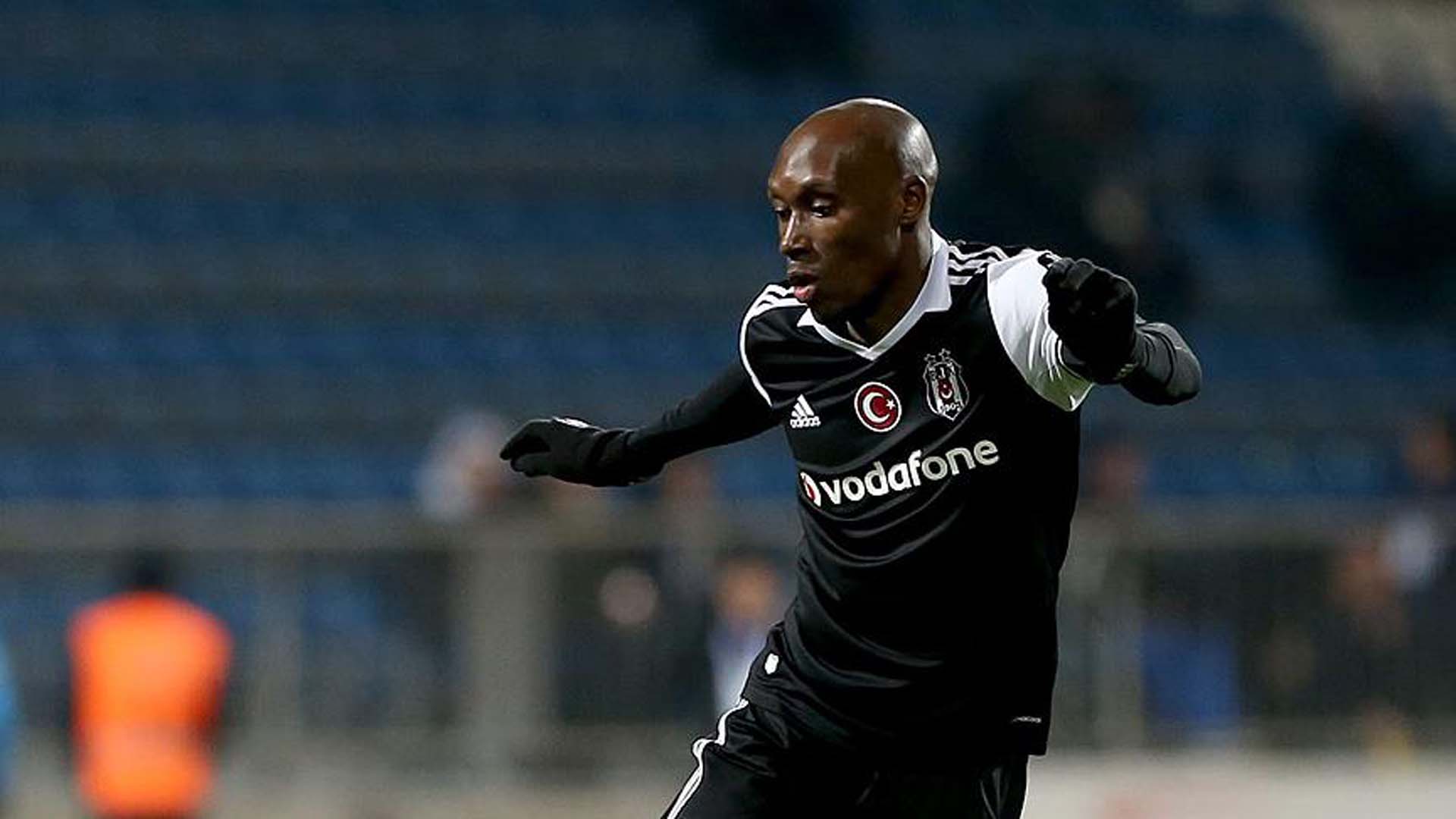 Beşiktaş'ta Atiba Hutchinson şoku! Sol uyluk ön bölgesinde ödem ve gerilme tespit edildi 