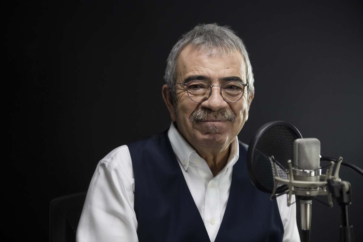 Selçuk Yöntem'in sesi büyüledi! Ben Yoruldum Hayat'ı seslendiren usta oyuncu duyanları hayran bıraktı!