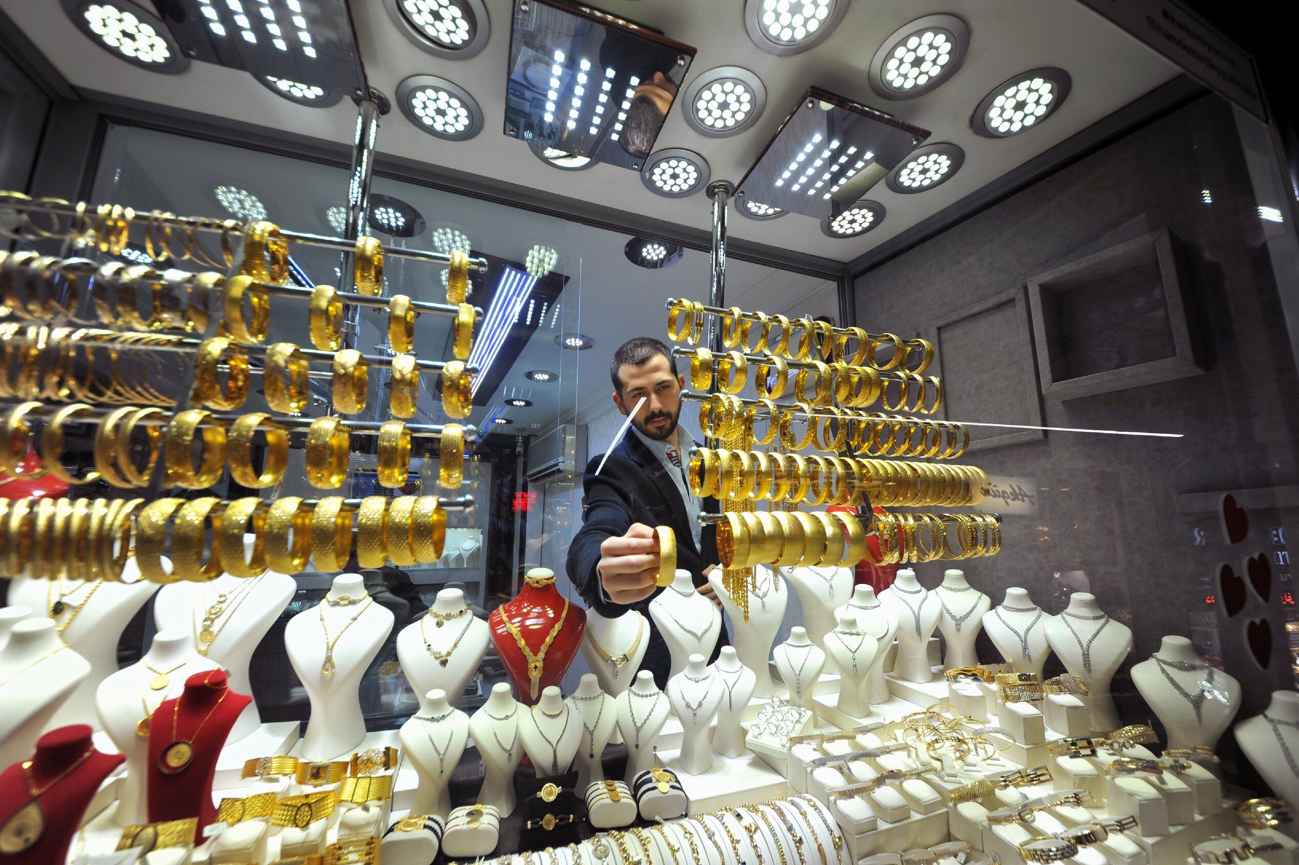 Altınları yastık altında saklamaya devam: Fiyatlar yükselmeye devam edecek! 1 günde 1.5 milyonluk altın bozdurdular