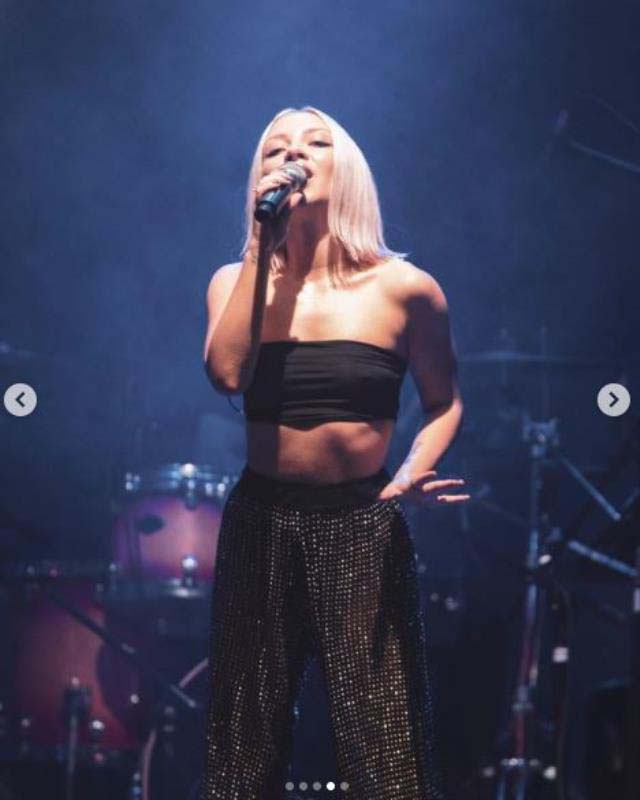 Ece Seçkin cesur kıyafetiyle konsere damga vurdu! Sütyen giymemesi dikkatlerden kaçmadı!