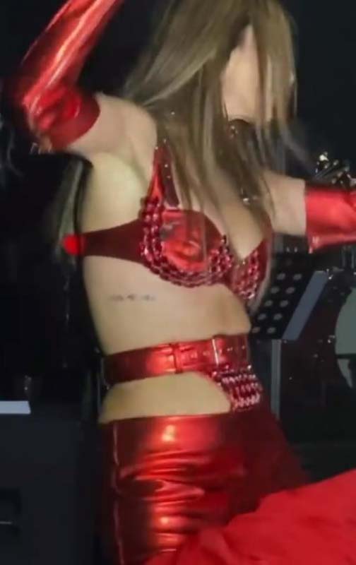 Hande Yener'in konser kostümü olay yarattı! Tanga mı, elbise mi?