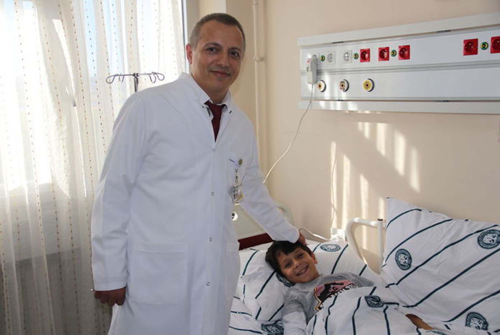 Yediği tekme sayesinde sağlığına kavuştu! 8 yaşındaki çocuğa atılan tekme hayat kurtardı