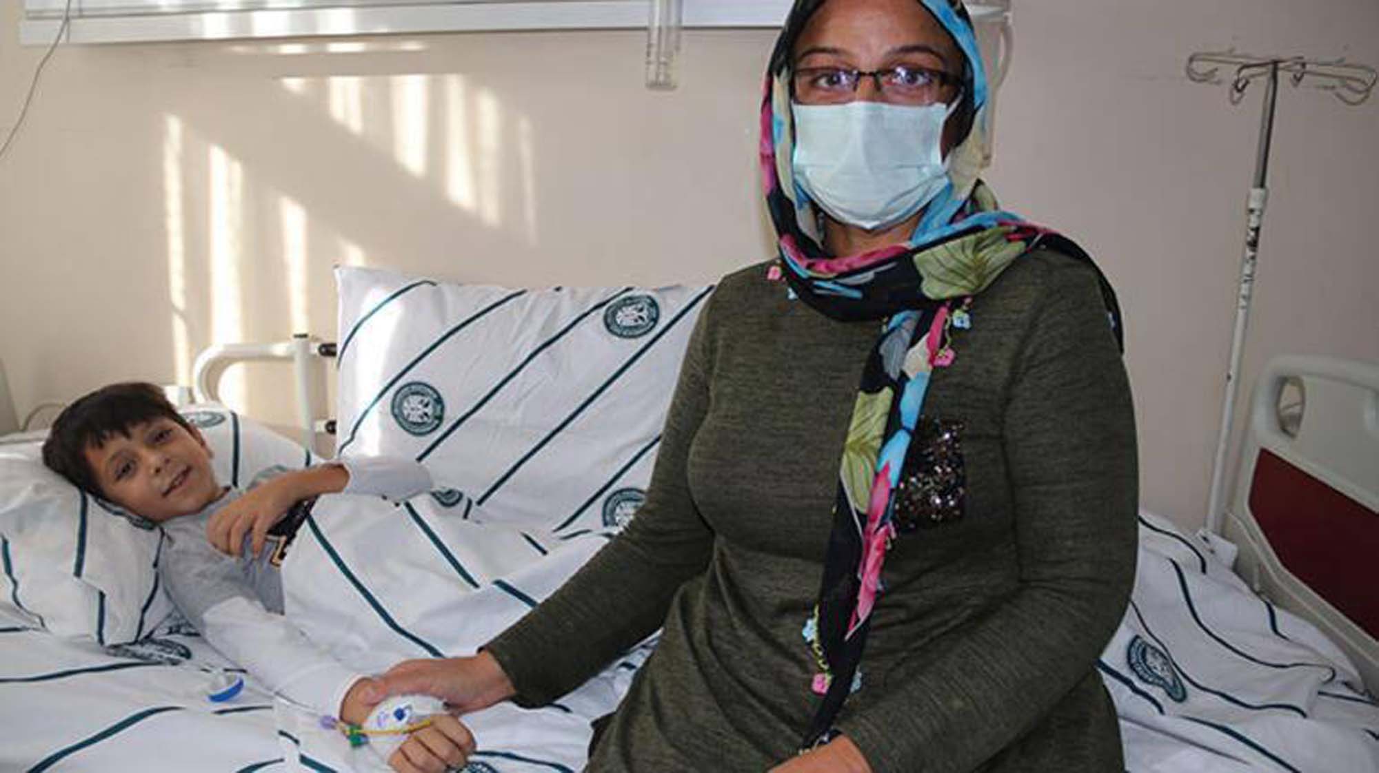 Yediği tekme sayesinde sağlığına kavuştu! 8 yaşındaki çocuğa atılan tekme hayat kurtardı