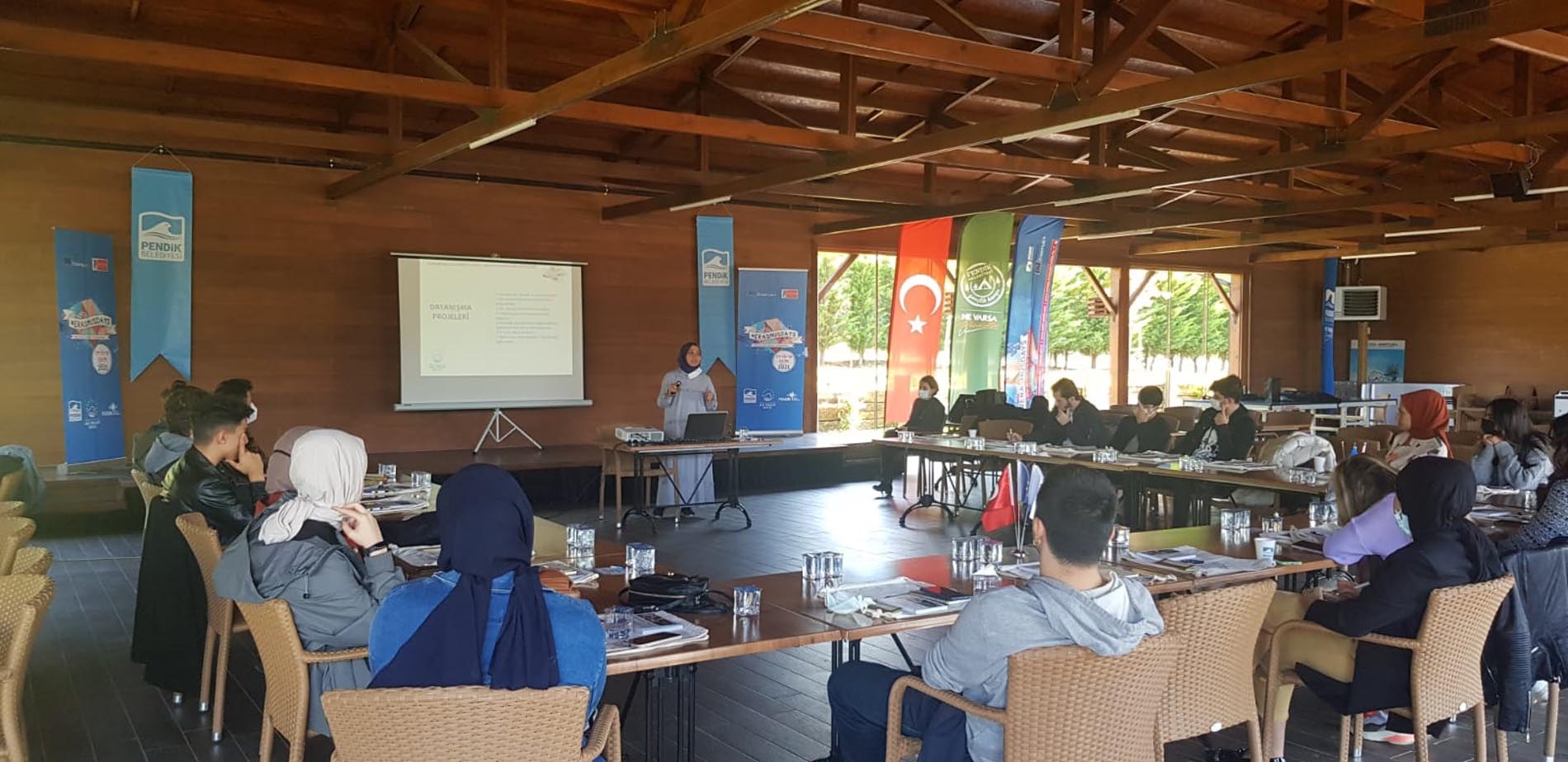 Pendik Belediyesinin düzenlediği etkinlikte gençler Erasmus ile yurt dışı fırsatlarını öğrendiler