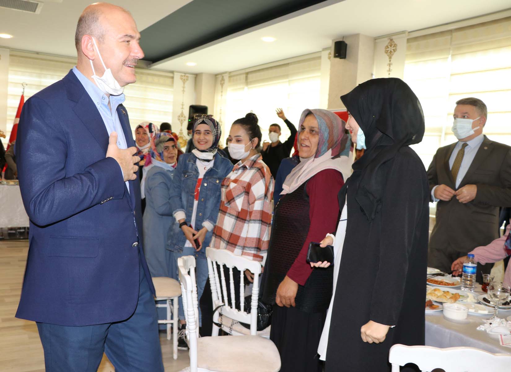 Ekrem İmamoğlu ziyaret etmemişti! İçişleri Bakanı Süleyman Soylu, Diyarbakır anneleri ile bir araya geldi 