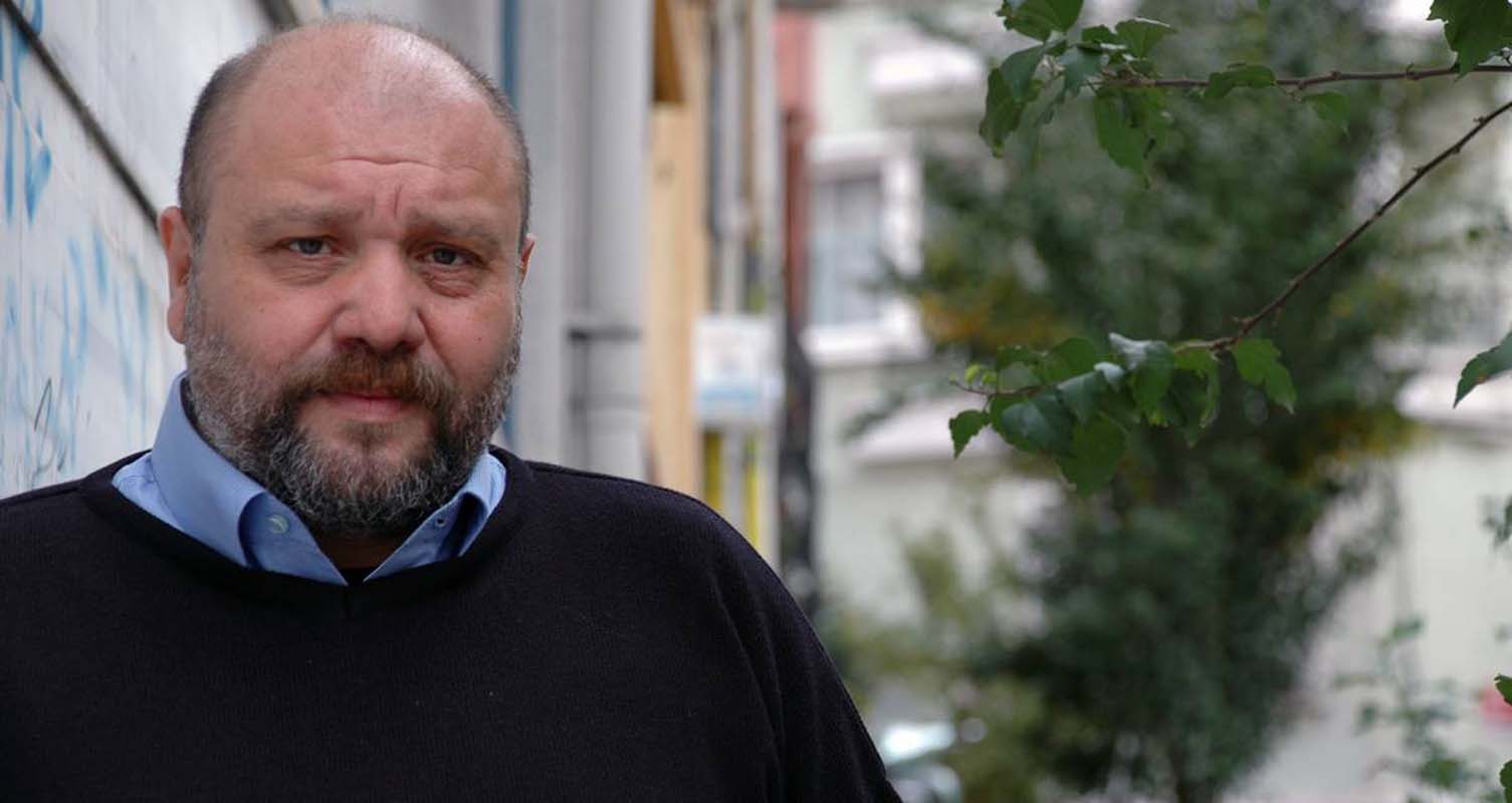 Leyla ile Mecnun seti hakkında şaşırtan iddia! Ahmet Mümtaz Taylan yardımcı yönetmene telefon mu fırlattı?