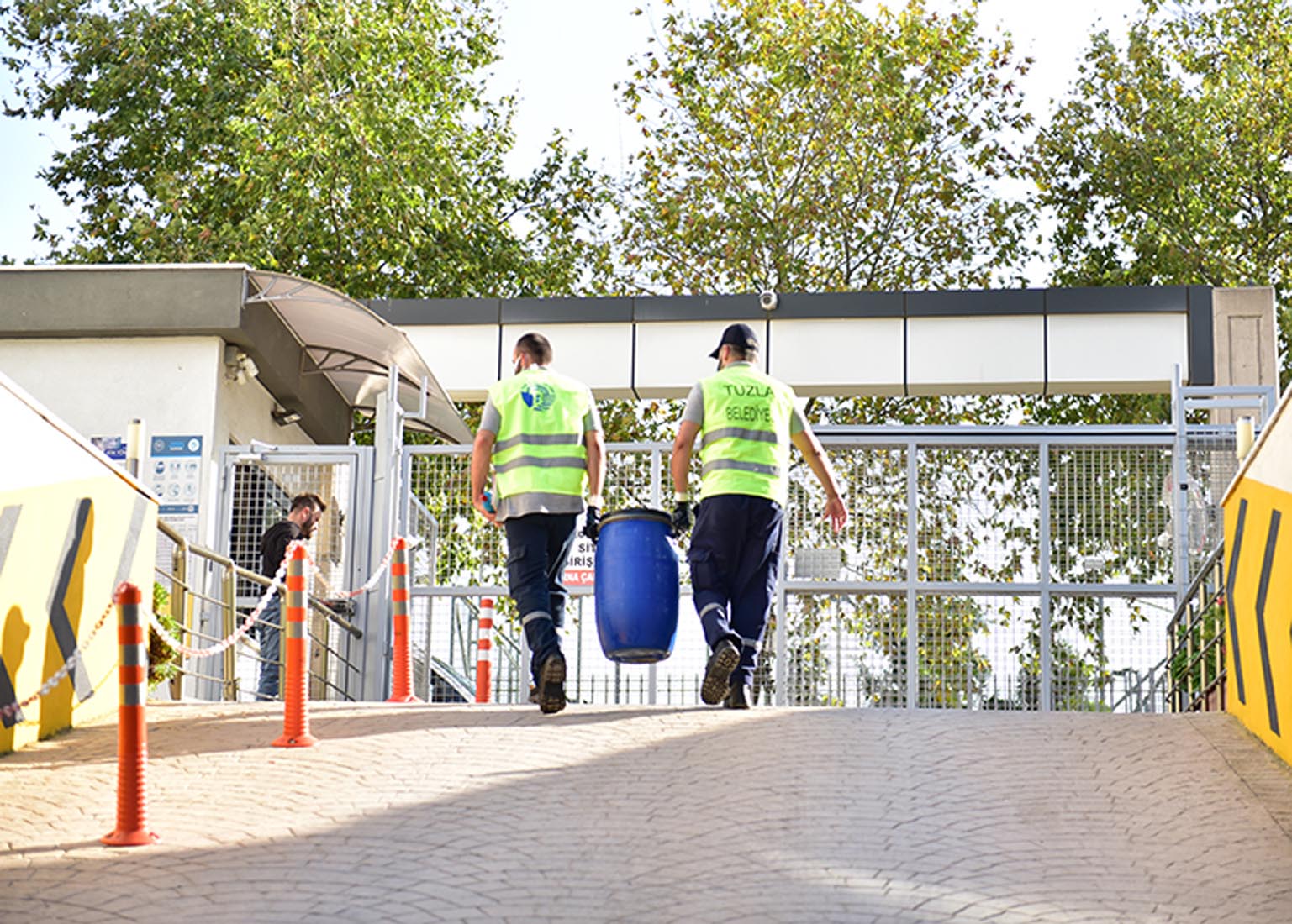 Atık yağ biriktirene Tuzla belediyesi tarafından temizlik seti hediye edildi