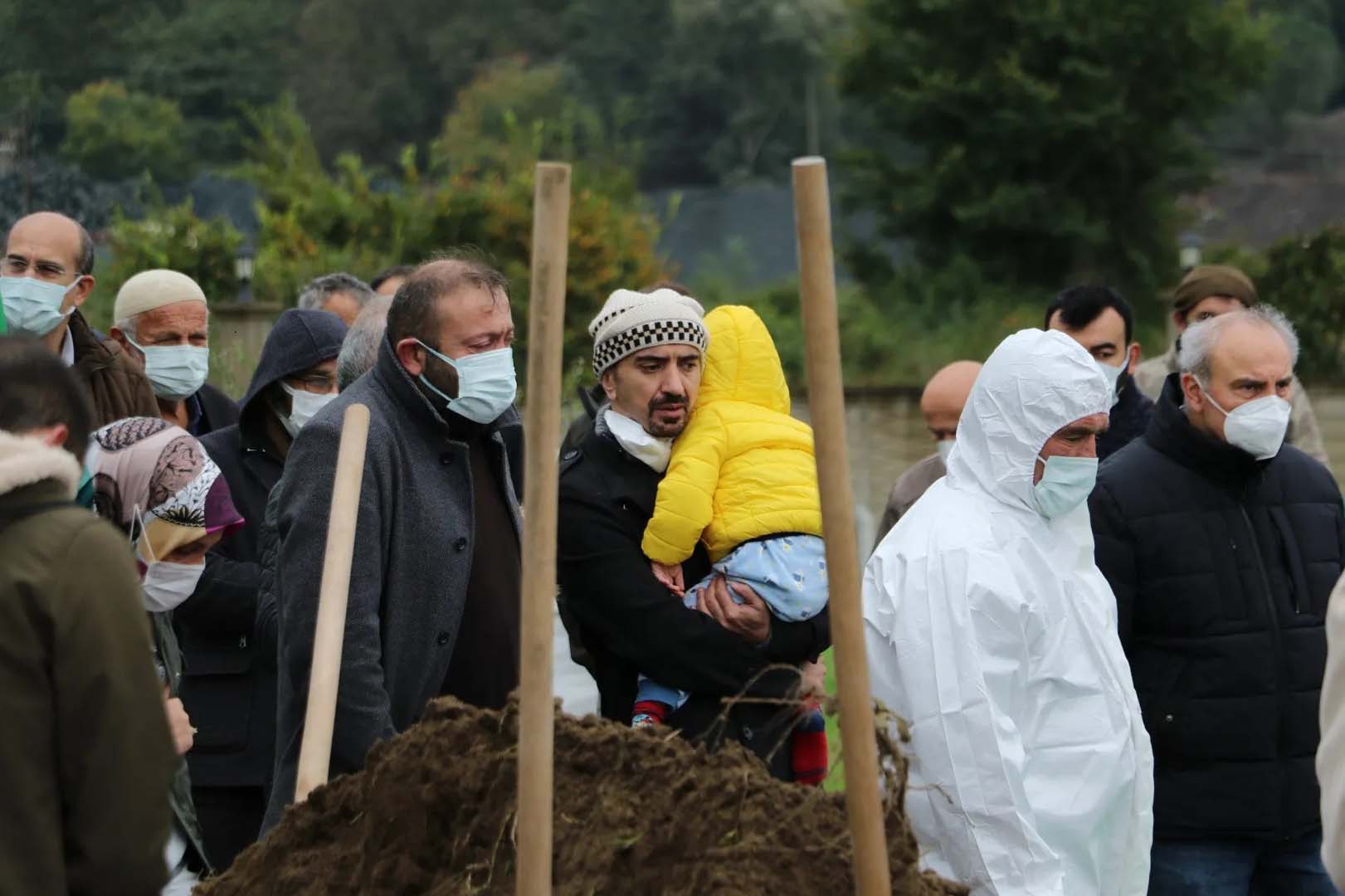 Samsun'da hastanede çalışan iki kardeş 15 dakika arayla koronavirüsten hayatlarını kaybettiler