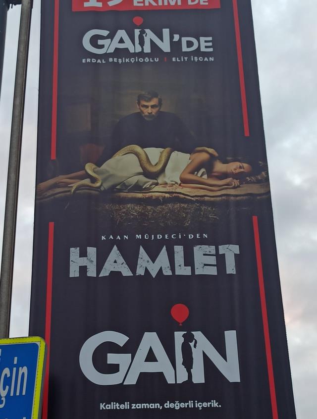 Elif İşcan çıplak poz vermişti! Hamlet'in sokak afişlerine sansür uygulandı! Sosyal medyada tepki çekti