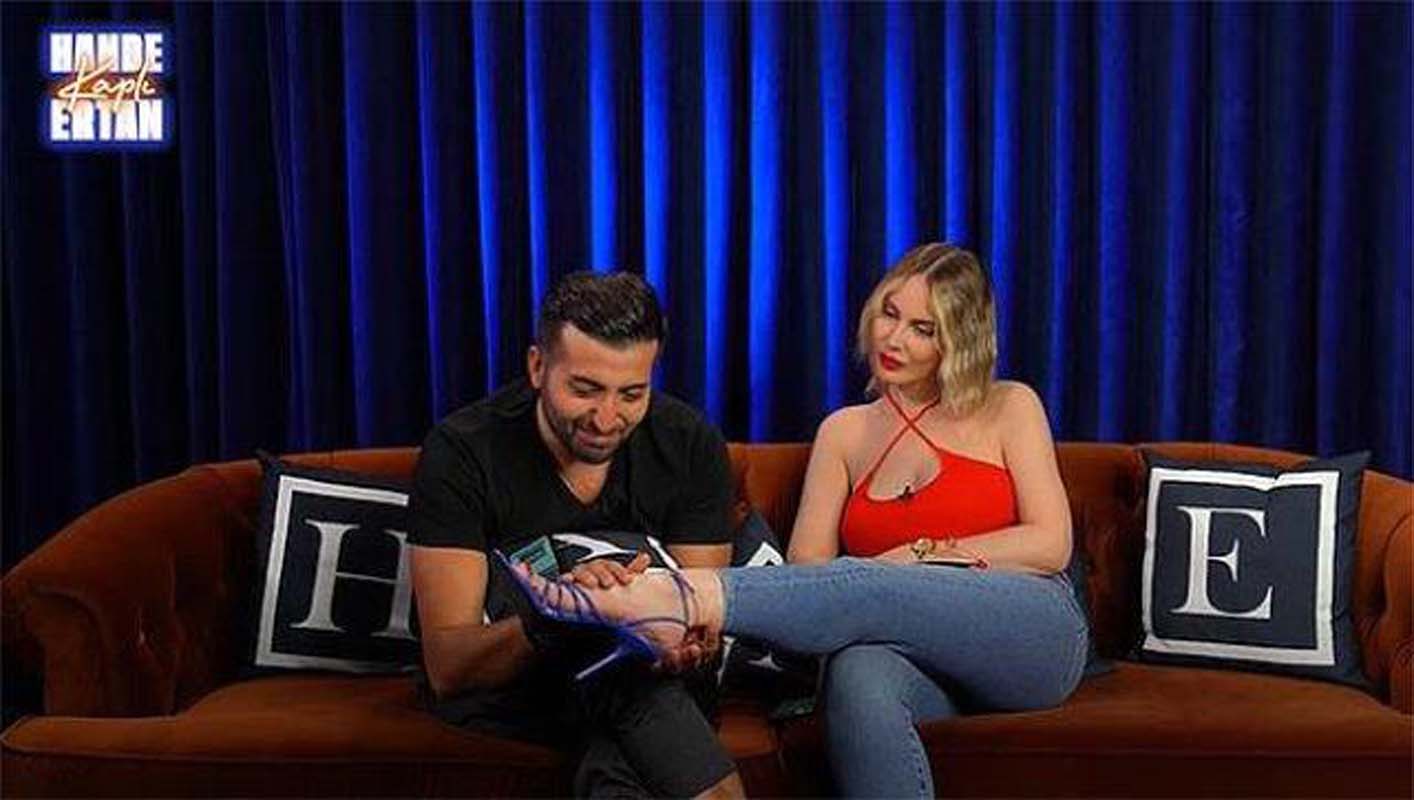 Programda partneriyle yakınlaşan Hande Sarıoğlu göğüs dekolteli pozunu paylaştı! Telefonu ters çevirince detay ortaya çıktı!