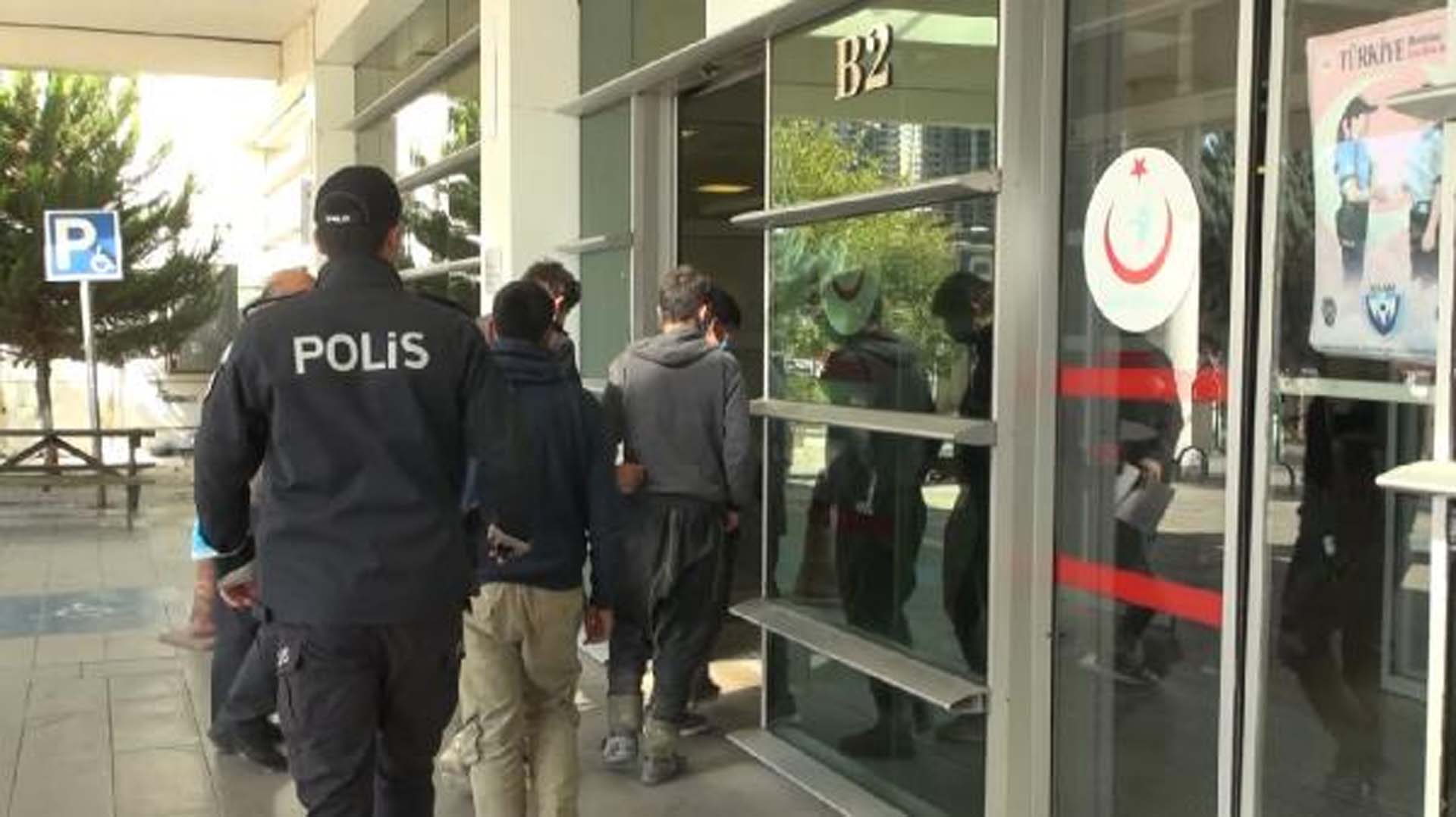 Kırıkkale'de polis kontrolü sırasında durdurulan yolcu otobüsünde 10 Afgan kaçak yakalandı