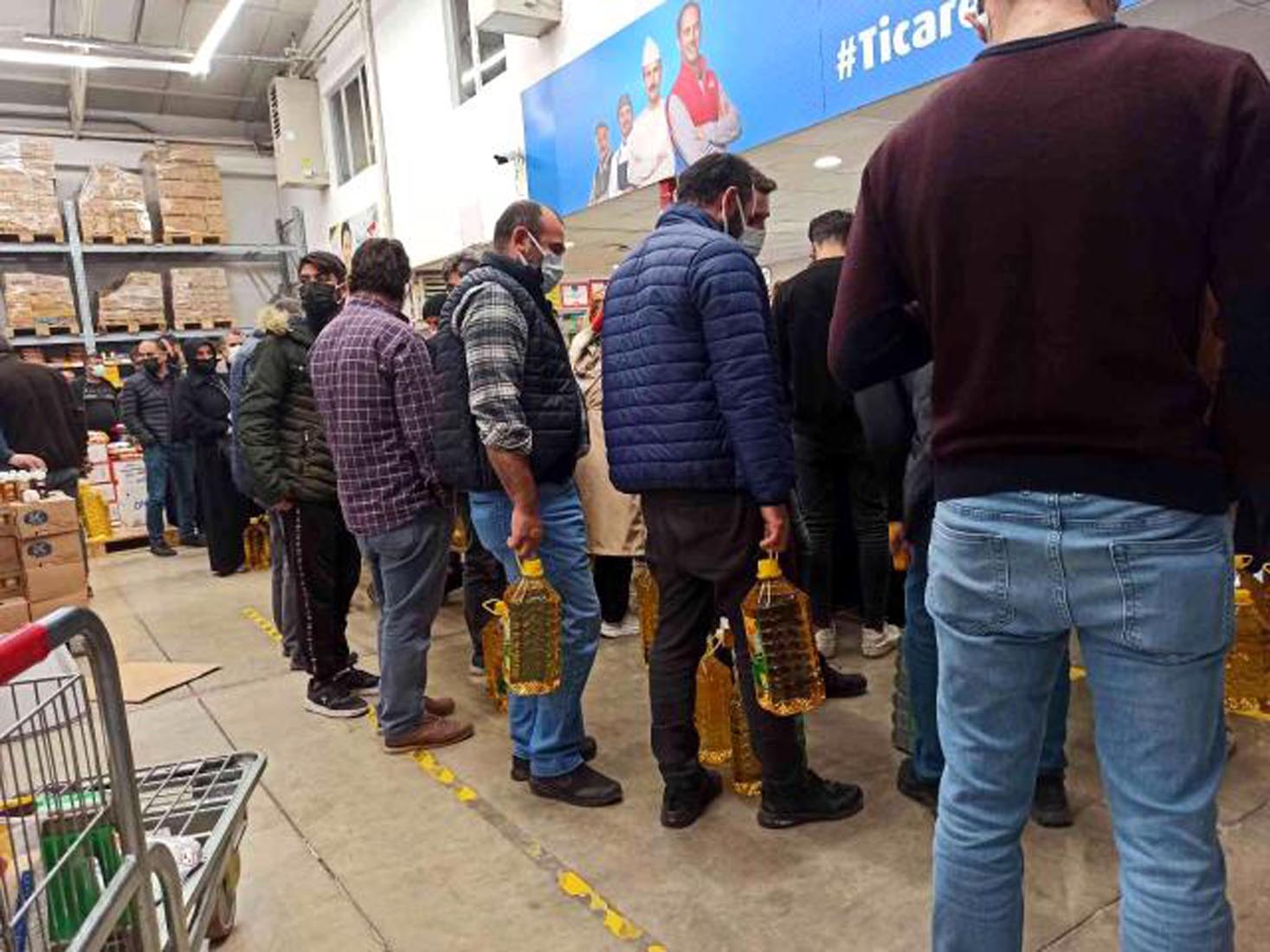 Ucuz yağ izdiham yarattı! Market müşterilerle doldu taştı!