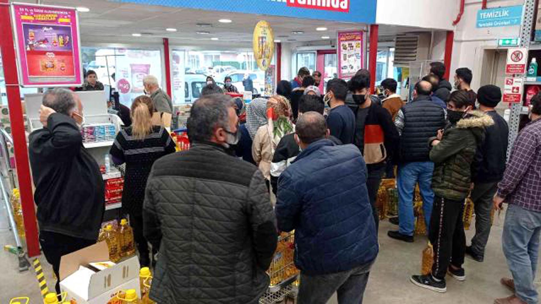 Ucuz yağ izdiham yarattı! Market müşterilerle doldu taştı!