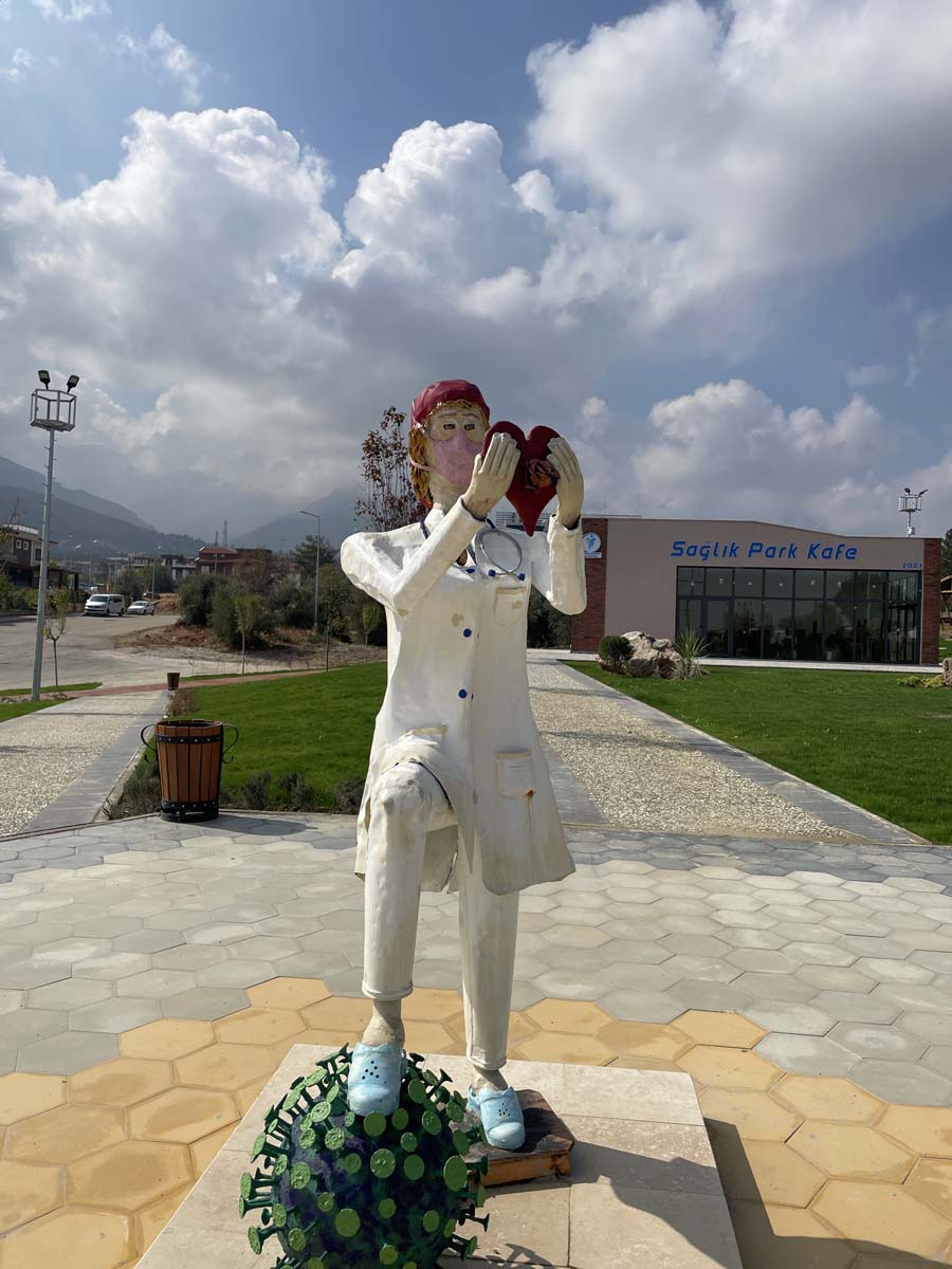 AK Parti'yi eleştirmek isteyen İYİ Partili İbrahim Özkan baltayı taşa vurdu! Heykelleri CHP'li belediyenin yaptığını fark etti, paylaşımı sildi 