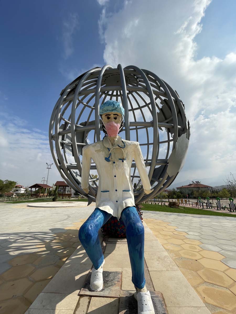 AK Parti'yi eleştirmek isteyen İYİ Partili İbrahim Özkan baltayı taşa vurdu! Heykelleri CHP'li belediyenin yaptığını fark etti, paylaşımı sildi 