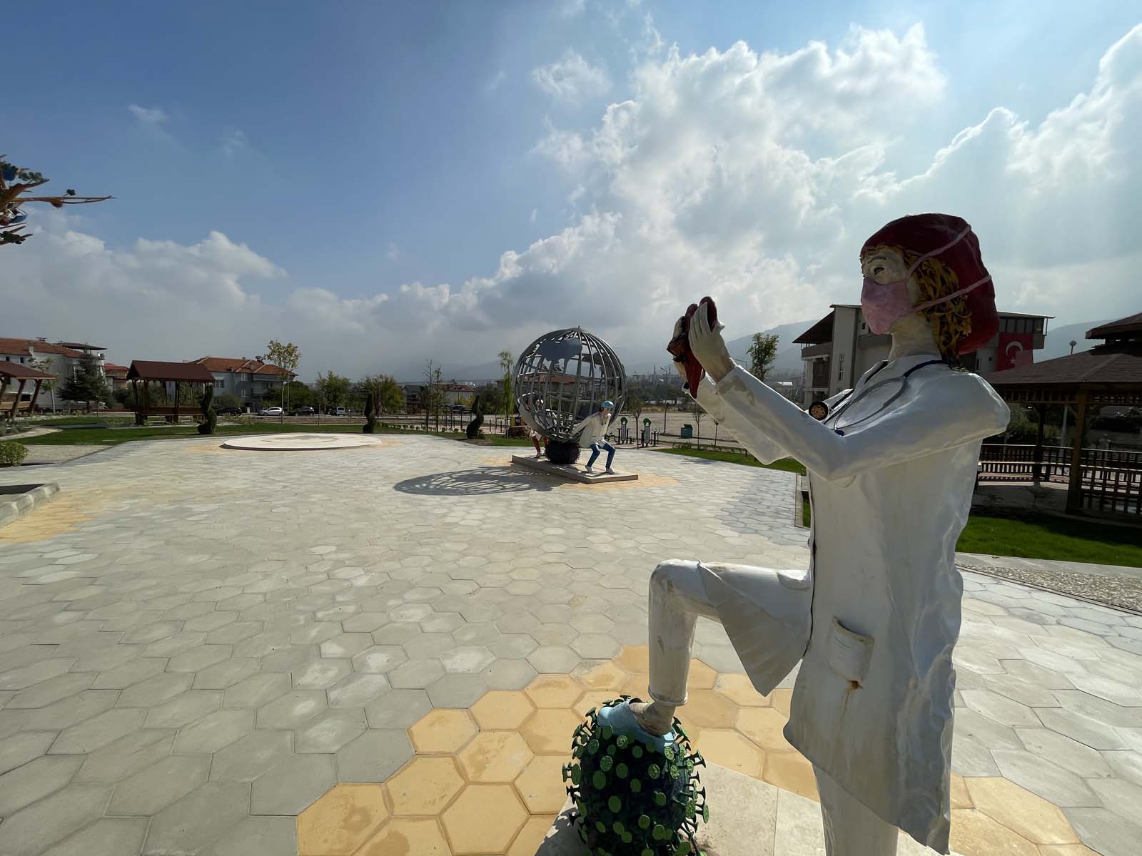 AK Parti'yi eleştirmek isteyen İYİ Partili İbrahim Özkan baltayı taşa vurdu! Heykelleri CHP'li belediyenin yaptığını fark etti, paylaşımı sildi 