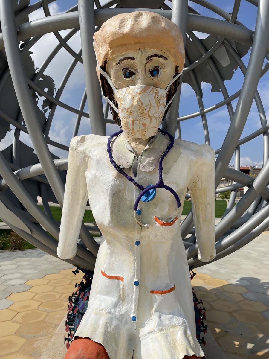 AK Parti'yi eleştirmek isteyen İYİ Partili İbrahim Özkan baltayı taşa vurdu! Heykelleri CHP'li belediyenin yaptığını fark etti, paylaşımı sildi 